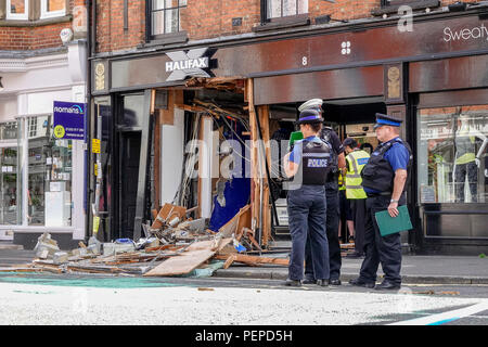 West Street, Farnham. 17. August 2018. Ram Räuber schlug wieder in south west Surrey über Nacht. Sie fuhren ein JCB in das Halifax Building Society in Farnham bevor er floh, die mit einer ATM voller Geld. Surrey Polizei hat in Anwesenheit den ganzen Tag heute. Credit: James Jagger/Alamy leben Nachrichten Stockfoto