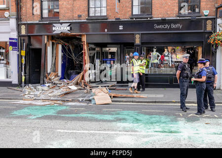 West Street, Farnham. 17. August 2018. Ram Räuber schlug wieder in south west Surrey über Nacht. Sie fuhren ein JCB in das Halifax Building Society in Farnham bevor er floh, die mit einer ATM voller Geld. Surrey Polizei hat in Anwesenheit den ganzen Tag heute. Credit: James Jagger/Alamy leben Nachrichten Stockfoto