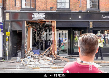 West Street, Farnham. 17. August 2018. Ram Räuber schlug wieder in south west Surrey über Nacht. Sie fuhren ein JCB in das Halifax Building Society in Farnham bevor er floh, die mit einer ATM voller Geld. Surrey Polizei hat in Anwesenheit den ganzen Tag heute. Credit: James Jagger/Alamy leben Nachrichten Stockfoto