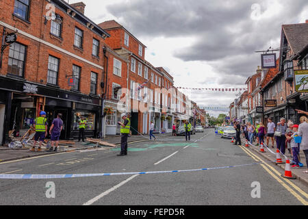 West Street, Farnham. 17. August 2018. Ram Räuber schlug wieder in south west Surrey über Nacht. Sie fuhren ein JCB in das Halifax Building Society in Farnham bevor er floh, die mit einer ATM voller Geld. Surrey Polizei hat in Anwesenheit den ganzen Tag heute. Credit: James Jagger/Alamy leben Nachrichten Stockfoto