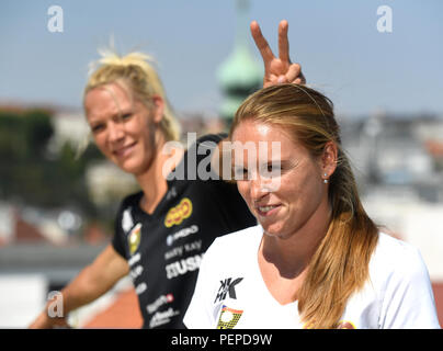 Prag, Tschechische Republik. 17 Aug, 2018. Tschechische Beachvolleyball Spieler Kristyna Hoidarova Kolocova (rechts) stellt während einer Pressekonferenz am Ende ihrer Karriere, in Prag, Tschechische Republik, am 17. August 2018. Auf der linken Seite ist Ihr Player partner Michala Kvapilova gesehen. Quelle: Michal Krumphanzl/CTK Photo/Alamy leben Nachrichten Stockfoto