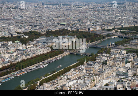 Paris, Frankreich. 16 Aug, 2018. Das Foto vom Eiffelturm zeigt der Seine Fluss fließt unter den Brücken Pont des Invalides, Pont Alexandre III (M) und Pont de la Concorde. Credit: Silas Stein/dpa/Alamy leben Nachrichten Stockfoto