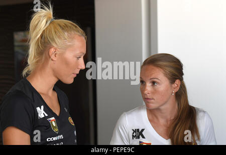 Tschechische Beachvolleyball Spieler Kristyna Hoidarova Kolocova (rechts) während einer Pressekonferenz am Ende ihrer Karriere, in Prag, Tschechische Republik, am 17. August 2018. Auf der linken Seite ist Ihr Player partner Michala Kvapilova gesehen. (CTK Photo/Michal Krumphanzl) Stockfoto