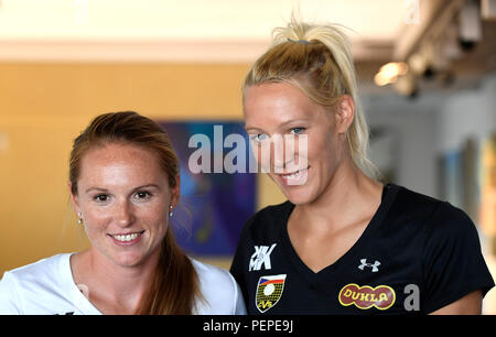 Tschechische Beachvolleyball Spieler Kristyna Hoidarova Kolocova (links) ist während einer Pressekonferenz am Ende ihrer Karriere, in Prag, Tschechische Republik, am 17. August 2018. Auf der rechten Seite ist Ihr Player partner Michala Kvapilova gesehen. (CTK Photo/Michal Krumphanzl) Stockfoto