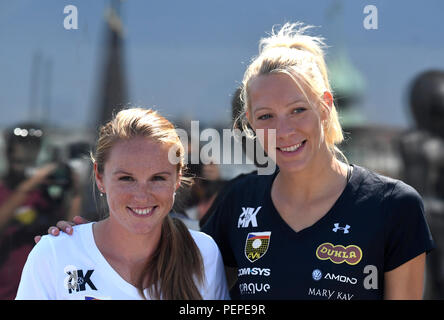 Tschechische Beachvolleyball Spieler Kristyna Hoidarova Kolocova (links) ist während einer Pressekonferenz am Ende ihrer Karriere, in Prag, Tschechische Republik, am 17. August 2018. Auf der rechten Seite ist Ihr Player partner Michala Kvapilova gesehen. (CTK Photo/Michal Krumphanzl) Stockfoto