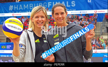 Hamburg, Deutschland. 17 Aug, 2018. Volleyball / Beach: World Tour. Laura Ludwig (l) und Kira Walkenhorst sind auf Stippviste in der rothenbaum Stadion. (Auf dpa "ehrgeizige Ziel: Ludwig/Walkenhorst wieder auf Tour im Februar der 17.08.2018) Credit: Markus Tischler/dpa/Alamy leben Nachrichten Stockfoto