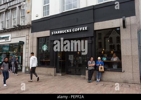 Cork, Irland. 16 Aug, 2018. Starbucks Patrick Street muss eine Genehmigung einholen. Eine Entscheidung von einem Bord Pleanála hat festgestellt, dass Starbucks in Patrick Street Baugenehmigung muss. Die Steckdose ist seit 2015, aber sie nie für eine Änderung der Nutzung. Die Steckdose argumentiert, dass es sich um ein Shop eher als ein Café. Credit: Damian Coleman/Alamy leben Nachrichten Stockfoto