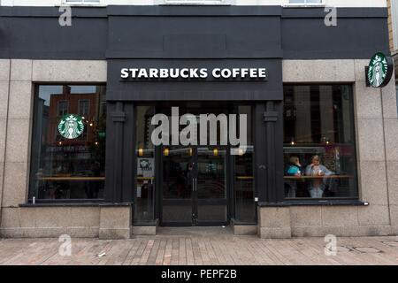 Cork, Irland. 16 Aug, 2018. Starbucks Patrick Street muss eine Genehmigung einholen. Eine Entscheidung von einem Bord Pleanála hat festgestellt, dass Starbucks in Patrick Street Baugenehmigung muss. Die Steckdose ist seit 2015, aber sie nie für eine Änderung der Nutzung. Die Steckdose argumentiert, dass es sich um ein Shop eher als ein Café. Credit: Damian Coleman/Alamy leben Nachrichten Stockfoto