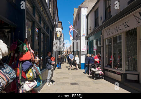 Geschäfte Geschäfte Geschäfte Geschäfte im Stadtzentrum im Sommer Sandgate Whitby North Yorkshire England Großbritannien GB Großbritannien Stockfoto