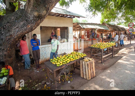 Stone Town, Sansibar, 13. Januar - 2015: Straßenrand Obst Verkaufsstände Mangos. Stockfoto