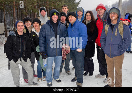 Fallschirmjäger mit der 173Rd Airborne Brigade posieren für ein Foto 19.01.2016, vor dem Eintauchen in eisige Kälte Wasser in der Feier der Erscheinung des Herrn Tag im Vereshchytsya, Ukraine. Die wichtigste Zeremonie der Epiphanie traditionell besteht aus den feierlichen outdoor Segen der Gewässer, die die Weihnachtszeit abschließt. (U.S. Armee Foto: Staff Sgt. Adriana Diaz-Brown, 10 Drücken Sie Camp Headquarters) Stockfoto