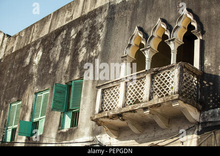 Stone Town, Sansibar, 21. Mai - 2015: Balkon der alten islamischen Stil Gebäude. Stockfoto