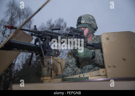 Ein US-Soldat, Pfc. Clark, 554Th Military Police Company zugewiesene liefert Sicherheit aus einem Humvee gunners während ein Feld Training übung in Boeblingen lokale Schulungen Bereich Revolver, Jan. 13, 2016. (U.S. Armee Foto von visuellen Informationen Spezialist Martin Greeson/Freigegeben) Stockfoto