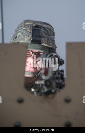 Ein US-Soldat, Pfc. Clark, 554Th Military Police Company zugewiesene liefert Sicherheit aus einem Humvee gunners während ein Feld Training übung in Boeblingen lokale Schulungen Bereich Revolver, Jan. 13, 2016. (U.S. Armee Foto von visuellen Informationen Spezialist Martin Greeson/Freigegeben) Stockfoto