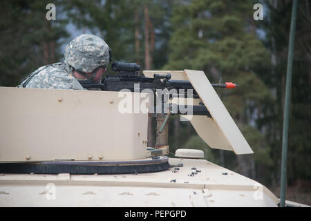 Ein US-Soldat, 554Th Military Police Company zugewiesene Feuer liefert an der Szene eines aufgeschlüsselt Humvee, nachdem sie unter Feuer von den Kräften der Opposition während der Wiederherstellung des Fahrzeugs Ausbildung kommen, Teil eines Feldes Training übung in Boeblingen lokale Schulungen, Jan. 13, 2016. (U.S. Armee Foto von visuellen Informationen Spezialist Martin Greeson/Freigegeben) Stockfoto