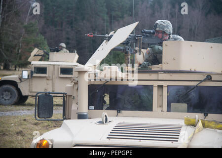 Ein US-Soldat, 554Th Military Police Company zugewiesene Feuer liefert an der Szene eines aufgeschlüsselt Humvee, nachdem sie unter Feuer von den Kräften der Opposition während der Wiederherstellung des Fahrzeugs Ausbildung kommen, Teil eines Feldes Training übung in Boeblingen lokale Schulungen, Jan. 13, 2016. (U.S. Armee Foto von visuellen Informationen Spezialist Martin Greeson/Freigegeben) Stockfoto