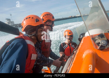 160113-N-WV 703-176 Rota, Spanien (Jan. 13, 2016) öffentlichen Dienst Seefahrer und Matrosen zu USNS Speerspitze (T-EPF 1) Verhalten an Bord eines Bootes Einarbeitung schnelle Bereitschaftsboot Jan. 13, 2016 zugeordnet. Die Military Sealift Command expeditionary schnelles Transportschiff USNS Speerspitze ist auf einem geplanten Einsatz in den USA 6 Flotte Bereich der Maßnahmen der internationalen Zusammenarbeit capacity building Programm Afrika Partnerschaft Station zu unterstützen. (U.S. Marine Foto von Mass Communication Specialist 3. Klasse Amy M. Ressler/Freigegeben) Stockfoto