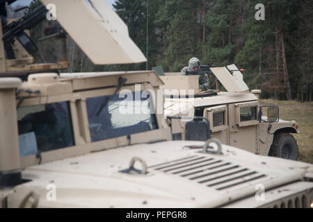 Ein US-Soldat, 554Th Military Police Company zugewiesene Feuer liefert an der Szene eines aufgeschlüsselt Humvee, nachdem sie unter Feuer von den Kräften der Opposition während der Wiederherstellung des Fahrzeugs Ausbildung kommen, Teil eines Feldes Training übung in Boeblingen lokale Schulungen, Jan. 13, 2016. (U.S. Armee Foto von visuellen Informationen Spezialist Martin Greeson/Freigegeben) Stockfoto