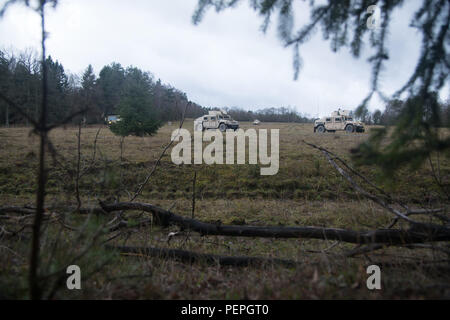 Us-Armee Fahrzeuge 554th Military Police Company zugewiesene kommen in der Szene eines aufgeschlüsselt Humvee unter Feuer und von Kräften der Opposition kommen und reagieren die Szene durch Rücksendung Brand während der Wiederherstellung des Fahrzeugs Ausbildung, Teil eines Feldes Training übung in Boeblingen lokale Schulungen, Jan. 13, 2016 zu schützen. (U.S. Armee Foto von visuellen Informationen Spezialist Martin Greeson/Freigegeben) Stockfoto