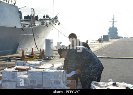 160119-N-XT 273-138 Rota, Spanien (Jan. 19, 2016) Fachkraft für Lagerlogistik 2. Klasse Geoffrey George von Point Pleasant, New Jersey, Art e-mail an Bord der USS Ross (DDG71) in Rota, Spanien, Jan. 19, 2016. Ross, einer der Arleigh-Burke-Klasse geführte-missile Destroyer, vorwärts zu Rota, Spanien bereitgestellt werden, ist die Durchführung einer Routinepatrouille in den USA 6 Flotte Bereich der Maßnahmen zur Unterstützung der US-amerikanischen nationalen Sicherheitsinteressen in Europa. (U.S. Marine Foto von Mass Communication Specialist 2. Klasse Justin Stumberg/Freigegeben) Stockfoto