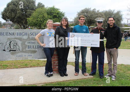 Sergeant Weldon Housley, und das Personal von Buena High School präsentieren ein Naval Reserve Officer Training Corps Stipendium prüfen zu Jack Beguelin, Jan. 15, 2016 in Ventura, Kalifornien, der NROTC Gelehrsamkeit, bis zu $ 180.000 geschätzt, wird für die Kosten der vollen Studiengebühren, Bücher und andere pädagogische Gebühren an führender Hochschulen und Universitäten zahlen. (U.S. Marine Corps Foto: Staff Sgt. Alicia R. Führer/Freigegeben) Stockfoto