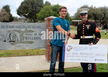 Sergeant Weldon Housley, Personalvermittler rekrutieren. Sub Station Ventura, schüttelt Hände mit Jack Beguelin nach, indem sie ihn mit einem Naval Reserve Officer Training Corps Stipendium prüfen bei Buena High School in Ventura, Kalifornien, Jan. 15, 2016. Die NROTC Gelehrsamkeit, bis zu $ 180.000 geschätzt, wird für die Kosten der vollen Studiengebühren, Bücher und andere pädagogische Gebühren an führender Hochschulen und Universitäten zahlen. (U.S. Marine Corps Foto: Staff Sgt. Alicia R. Führer/Freigegeben) Stockfoto