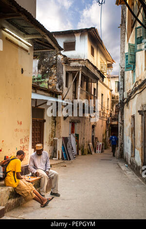 Stone Town, Sansibar, 20. Mai - 2015: Männer Domino spielen in der Gasse. Stockfoto