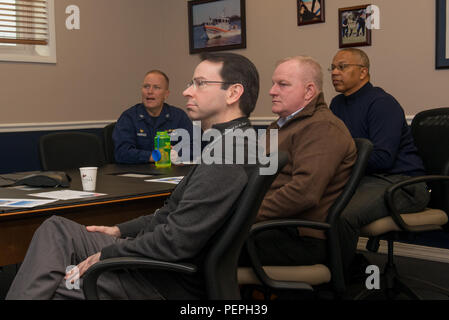 Von links nach rechts: Kapitän Lonnie Harrison, kommandierender Offizier der Küstenwache Sektor Baltimore, Schriftsatz Roy McGrath, der stellvertretende Gouverneur Stabschef, Walter Landon, der Gouverneur von Homeland Security links, und Leutnant. Boyd K. Rutherford bei einem Besuch Mittwoch, Januar 20, 2016. Die Besucher trafen sich mit Coast Guard Besatzungen aus Sektor Baltimore, Station Curtis Bay und das Werkzeug blockieren. (U.S. Coast Guard Foto von Petty Officer David R. Marin) Stockfoto