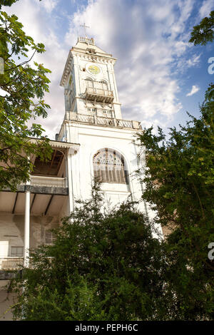 Stone Town, Sansibar, 20. Mai - 2015: Alte Gebäude am Meer mit Glockenturm. Stockfoto