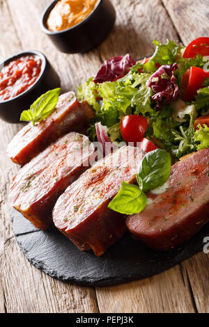 Gegrilltes Schweinefleisch Brustbein und frischem Salat serviert Ketchup und Senf auf dem Tisch. Vertikale Stockfoto