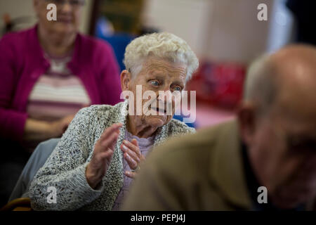 Ältere Dame Klatschen, Lachen und Spaß haben Stockfoto