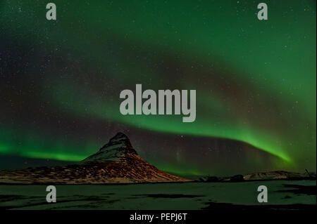 Northern Lights zusammenhaengen Kirkjufell, Grundarfjordur, Island Stockfoto