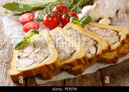 Würziges Hähnchen Terrine, Jelly in Brot mit Gewürzen, Knoblauch und Kräuter close-up auf Papier auf dem Tisch. Horizontale Stockfoto