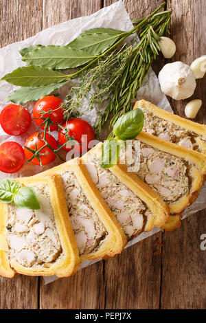 Huhn Terrine in Scheiben geschnitten Brot in Stücke close-up auf den Tisch. Vertikal oben Ansicht von oben Stockfoto