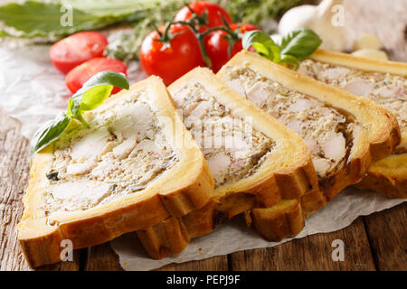 Hähnchen Terrine, Jelly in Brot mit, Gewürze und Kräuter in der Nähe - Auf den Tisch. Horizontale Stockfoto