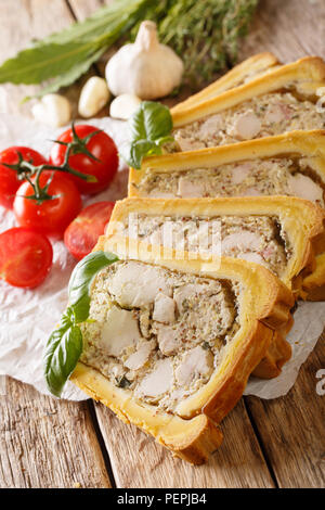 Französische Hähnchen Terrine mit brioche ist mit Kräutern und Gemüse in der Nähe serviert - auf den Tisch. Vertikale Stockfoto