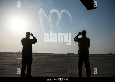 Mitglieder aus den Vereinigten Staaten Die militärische Sarang Hubschrauber Display Team während der Internationalen Luftfahrtausstellung in Bahrain in Sakhir Airbase in Manama, Bahrain, Jan. 21, 2016. Fliegt das Team vier modifizierten Hal Dhruv Hubschrauber, auch bekannt als ALH (Advanced Leichter Hubschrauber). (U.S. Air Force Foto: Staff Sgt. Corey Haken/Freigegeben) Stockfoto