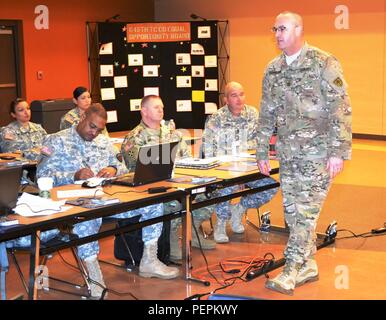 Command Sgt. Maj. Ted Copeland, 79th Sustainment Support Command Sergeant Major, wandte sich eine Gruppe von 25 ersten Sergeanten, die zusammen arbeitete, teilen ihre Erfahrungen und zu den Fluß von Ideen an der George W. Dunaway Armee finden in Sloan beigetragen, während einer ersten Sergeant Workshop Jan. 22.-24. Stockfoto