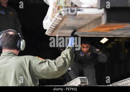 Us Air Force Airman 1st Class Seneca Williams, ein New York Air National Guard 105 Airlift Wing last Master, hilft eine Palette an der Fresno Air National Guard Base, Jan. 21, 2016 auf eine C-17 Globemaster III zu laden, zur Unterstützung der Teilnahme der 144 Fighter Wing in Red Flag 16-01. Red Flag ist eine realistische Combat Training übung, die von der Nellis Air Force Base, Nev und die US Air Force Warfare Center gehostet wird. Der 105 AW per Luftbrücke 12 Paletten und 29 Mitarbeiter die 144 FW zugeordnet. (U.S. Air National Guard Älterer Flieger Klynne Pearl Serrano) Stockfoto