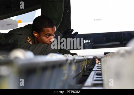 Us Air Force Airman 1st Class Seneca Williams, ein New York Air National Guard 105 Airlift Wing last Master, hilft eine Palette an der Fresno Air National Guard Base, Jan. 21, 2016 auf eine C-17 Globemaster III zu laden, zur Unterstützung der Teilnahme der 144 Fighter Wing in Red Flag 16-01. Red Flag ist eine realistische Combat Training übung, die von der Nellis Air Force Base, Nev und die US Air Force Warfare Center gehostet wird. Der 105 AW per Luftbrücke 12 Paletten und 29 Mitarbeiter die 144 FW zugeordnet. (U.S. Air National Guard Älterer Flieger Klynne Pearl Serrano) Stockfoto