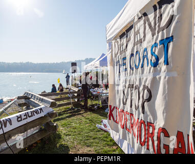 NORTH VANCOUVER, BC, Kanada - 28 Oktober 2017: Referent auf der Kinder Morgan Pipeline Protest gegen Cates Park. Stockfoto