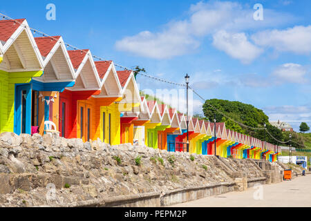 scarborough beach huts bay scarborough yorkshire north yorkshire england scarborough grossbritannien gb nordeuropa stockfotografie alamy