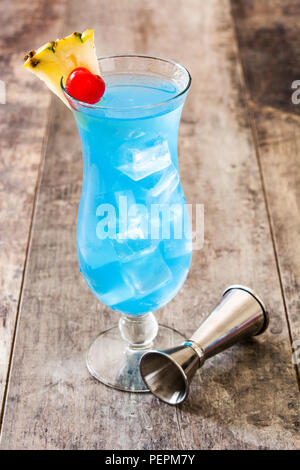 Blue Hawaii Cocktail auf hölzernen Tisch Stockfoto