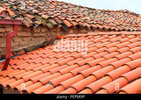 Alte rote Ziegel Dachziegel der italienischen Häuser Stockfoto
