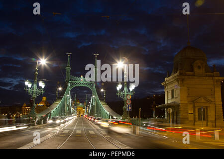 Szabadság híd (Freiheitsbrücke oder Brücke der Freiheit) in Budapest, Ungarn. Die Brücke verbindet Buda und Pest über die Donau. Es war bisher n Stockfoto