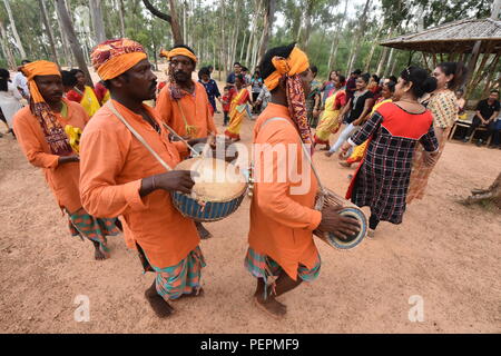 Touristen sind Tanz und Gesang mit lokalen traditionellen gekleidet Santali Tanzgruppe bei Sonajhuri haat in der Nähe von Bolpur Santiniketan in der birbhum distric Stockfoto
