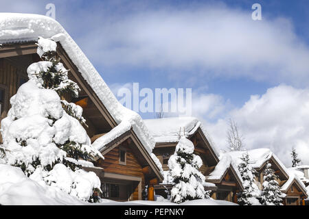 Schnee bedeckten Dächer der Hütten in Whistler. Stockfoto