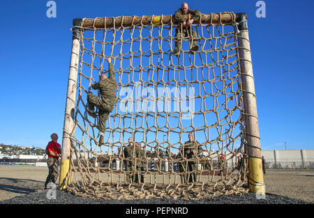 Rekruten der Delta Company, 1. Rekruten-Ausbildungsbataillon, klettern am 25. Januar 2016 während des Confidence Course I im Marine Corps Recruit Depot San Diego auf Frachtnetze. Die Hindernisse testen Selbstvertrauen, Stärke, Koordination und Problemlösung unter körperlichem und mentalem Stress. Die Schulungsleiter überwachen den Fortschritt und setzen die Sicherheit durch. Vertrauenskurs I ist ein Kernbestandteil der Grundausbildung des Marine Corps für männliche Rekruten aus der Western Recruiting Region. Delta Company ist für den 1. April 2016 geplant. Stockfoto