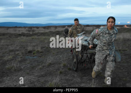 Pfc. Robert Foster (links) und SPC. Jennifer Ramirez (rechts), 212Th Combat Support Hospital (CSH) Mediziner, tragen eine Rolle Spieler Unfall auf das Not-Zelt während 30 medizinische Brigade MEDSHOCK Übung in Finthen LTA, Deutschland, Jan. 27, 2016. Übungen wie diese helfen, Test medizinische Interoperabilität zwischen der NATO zusammengeschlossen, Nationen. (U.S. Armee Foto vom Kapitän Jeku Arce, 30 medizinische Brigade Public Affairs/freigegeben) Stockfoto