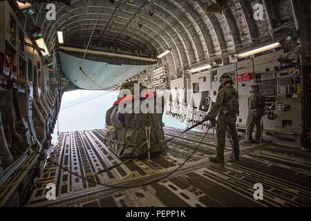 Loadmasters von der 249th Airlift Squadron, Alaska Air National Guard, bereiten Sie eine Ausstattung aus einem C-17 Globemaster III Flugzeuge in der Nähe von Patrick Air Force Base, Fla., Jan. 14 während eines simulierten Astronaut Rescue Mission fallen zu lassen. Die 249Th arbeitete als mit der NASA, die 920Th Rescue Flügel, die 45Th Space Wing und Ablösung 3 Der 45Th Operations Group Taktik, Ausbildung und Verfahren zu entwickeln, um Astronauten zu schnell und sicher Im Falle erholen Sie Ihr Raumschiff, um den Vorgang abzubrechen. (Foto mit freundlicher Genehmigung von älteren Flieger Zac Heinen) Stockfoto